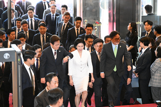 ▲ 이재명 대통령과 부인 김혜경 여사가 4일 오전 서울 여의도 국회 로텐더홀에 취임 선서를 하기 위해 도착하고 있다. 연합뉴스