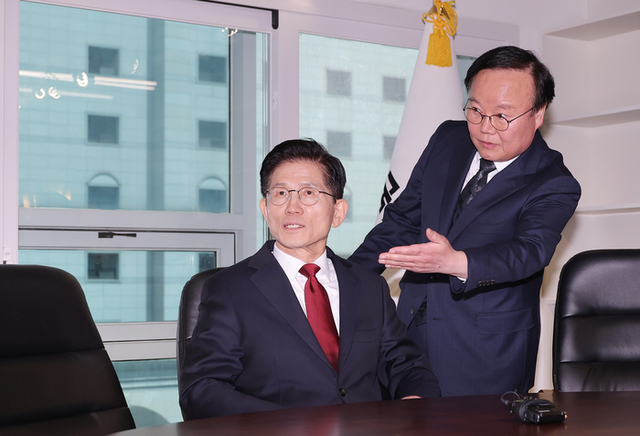 ▲ 국민의힘 김문수 대선 후보가 지난달 8일 서울 영등포구 여의도 국민의힘 당사 대선 후보 사무실에서 김재원 비서실장(오른쪽)의 안내를 받으며 자리에 앉아보고 있다. 연합뉴스