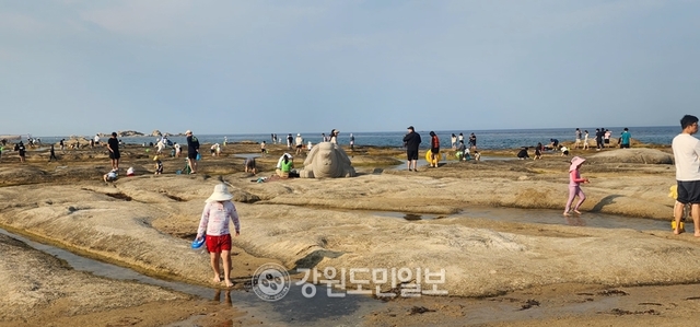 ▲ 아야진해수욕장의 모래사장 옆에는 부드럽고 낮은 바위들이 이어져 안전하게 물놀이를 즐길 수 있어 가족단위 피서객들의 발길이 이어지고 있다.