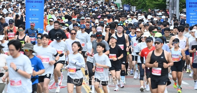 ▲ 강원도민일보가 주최하고 춘천시육상연맹이 주관한 ‘2025 춘천봄내마라톤’ 대회가 7일 춘천시청 호반 광장에서 김진태 강원도지사, 신경호 강원도교육감, 허영 국회의원, 육동한 춘천시장, 김진호 춘천시의회 의장, 경민현 강원도민일보 사장 등 내외빈과 선착순 모집을 통해 모인 마라톤 동호인 3000여명이 참가한 가운데 열렸다. 서영 기자