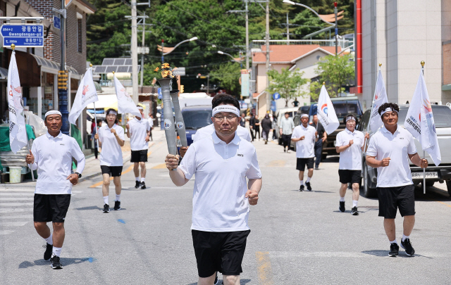 ▲ 18년만에 삼척에서 열리는 제60회 강원특별자치도민 체육대회가 12일부터 개최되는 가운데, 11일 태백산 천제단에서 채화된 성화가 삼척 하장을 시작으로 시내 곳곳 봉송에 나섰다.