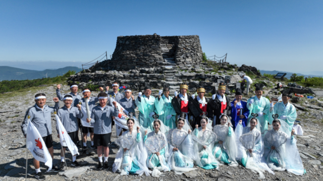 ▲ 삼척에서 열리는 제60회 강원도민체육대회의 성공적인 개최를 기원하고, 도민체전의 구심점이 될 성화가 지난 11일 민족의 영산 태백산 천제단에서 채화돼 도체육회 봉송단에 인계됐다.