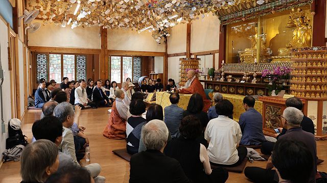 ▲ (사)한국교수불자연합회(회장 이상훈)는 ‘2025년 한국교수 불자대회’ 3일차를 맞아 지난 26일 오대산 상원사에서 특별법회를 열어 퇴우 정념 월정사 주지스님의 ‘전통의 지혜와 현대적 자비, 그리고 한국불교의 미래’를 주제로 한 법문을 들었다. 월정사 제공.