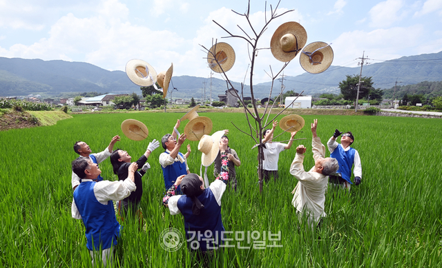 ▲ 2025 세시풍속 논고사제, 백중놀이 보전 재현 행사가 9일 춘천 사암2리 마을회관 앞 논에서 진행됐다. 방도겸 기자