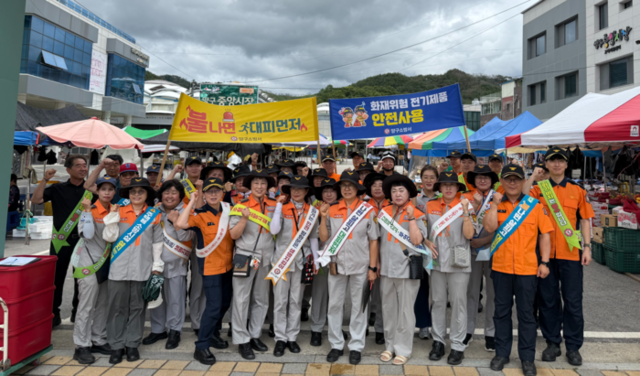▲ 양구소방서(서장 권혁범)는 15일 양구중앙시장에서 전통시장 화재사고를 예방하고 상인들의 자율안전관리를 강화하기 위해 ‘안전하기 좋은 날’ 캠페인을 실시했다.