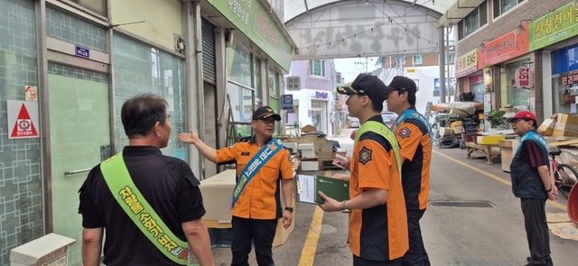 ▲ 양구소방서(서장 권혁범)는 15일 양구중앙시장에서 전통시장 화재사고를 예방하고 상인들의 자율안전관리를 강화하기 위해 ‘안전하기 좋은 날’ 캠페인을 실시했다.