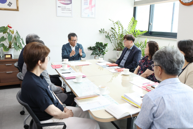 ▲ 김홍규 강릉시장은 7일 오전 강릉시보건소에서 현장 점검회의를 열고 추가 이상 증상자가 누락되지 않도록 철저한 조사와 관리·감독에 최선을 다할 것을 강조했다.강릉시 제공 ▶관련기사 4면