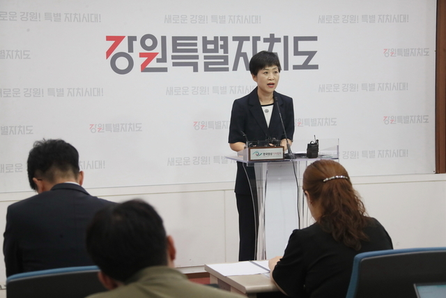 ▲ 정영미 강원도 복지보건국장이 12일 도청 브리핑룸에서 열린 기자회견에서 강릉에서 발생한 집단 의료감염 사례에 대해 설명하고 있다. 강원도 제공