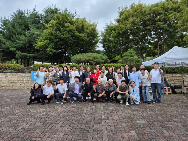 ▲ 원주시민연대(대표 이선경)는 14일 원주시청 앞 평화의 소녀상 광장에서 소녀상 제막 10주년과 기림의 날을 기념하는 행사를 열었다.