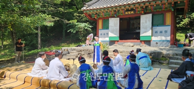 ▲ 강릉단오제보존회는 지난 23일 대관령산신당·대관령국사성황사에서 기우제(祈雨祭)를 지냈다.