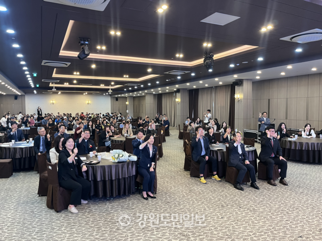 ▲ 춘천시장애인종합복지관(관장 유미)이 25일 춘천 스카이컨벤션에서 개관 25주년 기념식과 ‘장벽없는도시 조성사업’ 5주년 성과공유회를 개최한 가운데, 참석자들이 ‘장벽 너머 세상으로’를 주제로 장벽 허물기 퍼포먼스를 선보였다.