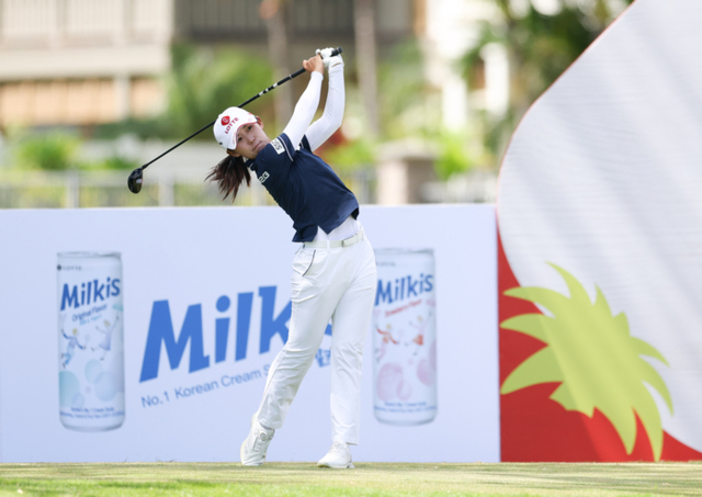 ▲ 황유민이 5일(한국시간) 미국 하와이주 오아후섬 에바비치의 호아칼레이 컨트리클럽에서 열린 롯데 챔피언십 최종 4라운드에서 티샷을 하고 있다. 최종 합계 17언더파 271타의 황유민은 이 대회 우승을 차지했다. 연합뉴스