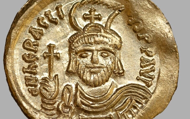 ▲ 이스라엘 하이파대학 발굴조사단이 최근 갈릴리 바닷가에서 발견해 공개한 7세기 금화의 앞면. 헤라클리우스 황제(610~613년)의 초상화가 보인다. 사진/이스라엘 타임즈 인용