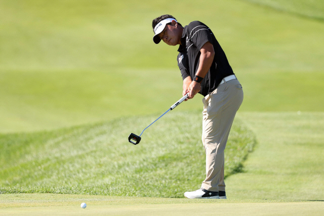 ▲ 이승택이 13일(한국 시간) 미국 인디애나 프렌치릭 리조트 피트 다이 코스(파72·7791야드)에서 열린 콘페리 투어 챔피언십 최종 라운드 11번 홀에서 퍼트를 시도하고 있다.   연합뉴스