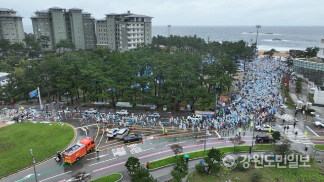 1만명 러너, 청정해변을 달리다...2025 경포마라톤 성황리 개막