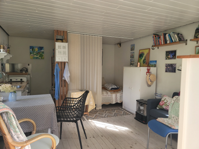 ▲ 카스텐 켈레트 씨가 공동정원에 지은 간이주택 내부. 그는 주말 이곳을 찾아 정원을 가꾸고, 차를 마시는 등 휴식을 취한다.