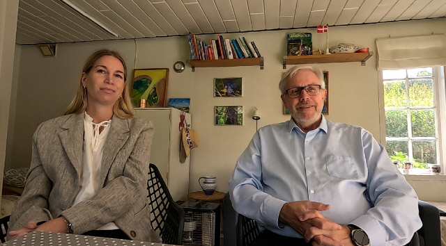 ▲ 카스텐 켈레트(Karsten Kehlet·사진 오른쪽) 공동정원연합(Kolonihaveforbundet) 회장과 나넷 파메이어 윙클러(Nanett Paameyer Winkler) 홍보책임자가 지난달 12일 덴마크 비어케뢰(Birkerød) 지역의 카스텐 씨 공동정원 간이주택에서 본지 취재진과 인터뷰하고 있다.