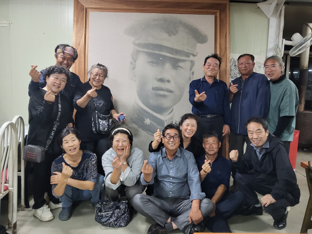 ▲ 철원독립운동기념사업회 회원들이 17일 우성 박용만 선생 서세 97주기를 맞아 한애라, 조정미 연구자를 초청해 박용만 선생 학술 세미나를 진행하고 찍은 기념사진.