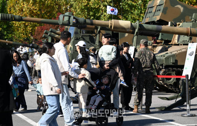 ▲ 제75주년 춘천대첩을 기념해 ‘K-밀리터리 페스티벌 :춘천대첩’이 열리고 있는 춘천수변공원을 찾은 시민들이 군헬기와 군전술장비 등을 둘러보고 있다. 김정호 기자