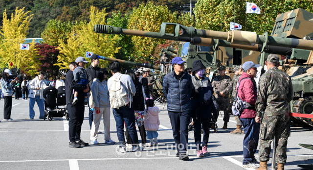 ▲ 제75주년 춘천대첩을 기념해 ‘K-밀리터리 페스티벌 :춘천대첩’이 열리고 있는 춘천수변공원을 찾은 시민들이 군헬기와 군전술장비 등을 둘러보고 있다. 김정호 기자