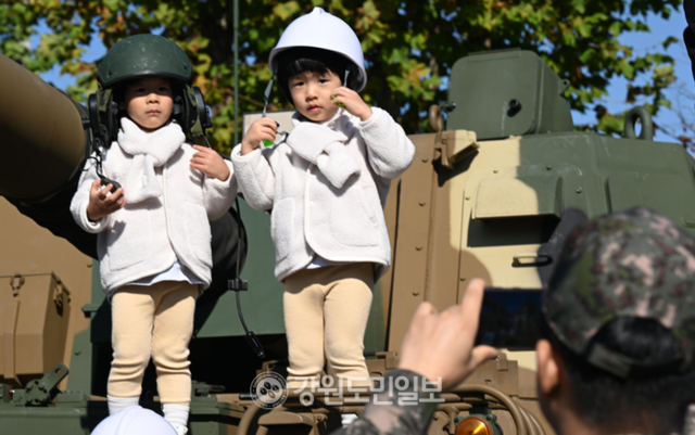 ▲ 제75주년 춘천대첩을 기념해 ‘K-밀리터리 페스티벌 :춘천대첩’이 열리고 있는 춘천수변공원을 찾은 어린이들이 군전술장비 위에서 사진을 찍고 있다. 김정호 기자
