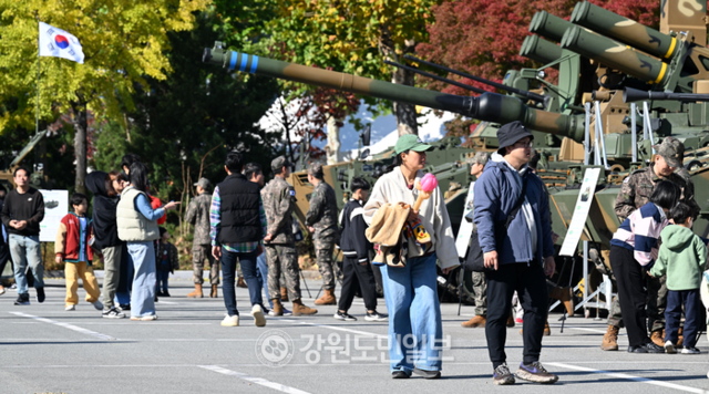 ▲ 제75주년 춘천대첩을 기념해 ‘K-밀리터리 페스티벌 :춘천대첩’이 열리고 있는 춘천수변공원을 찾은 시민들이 군헬기와 군전술장비 등을 둘러보고 있다. 김정호 기자