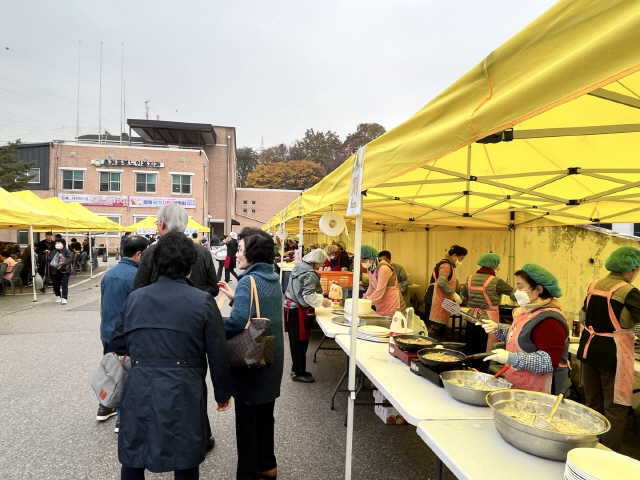 ▲ 지난 2023년 열린 춘천동부노인복지관의 바자회 모습.