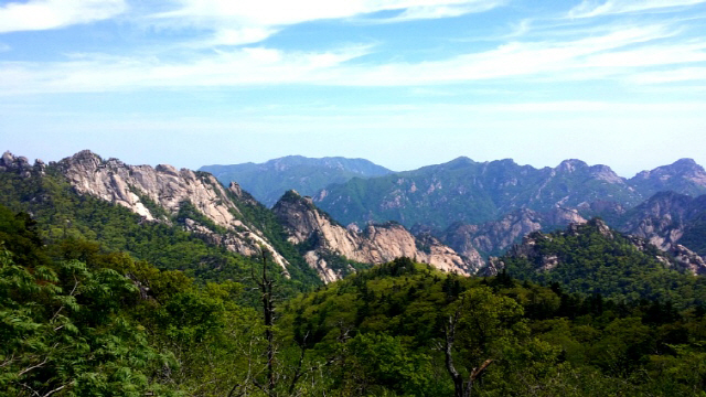 ▲ 서북능선에서 바라 본 설악의 암릉