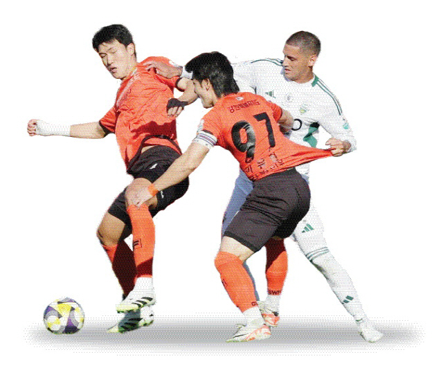 ▲ 강원FC 박호영이 1일 강릉하이원아레나에서 열린 전북현대와 하나은행 K리그1 2025 35라운드 맞대결에서 경합을 펼치고 있다. 한국프로축구연맹 제공