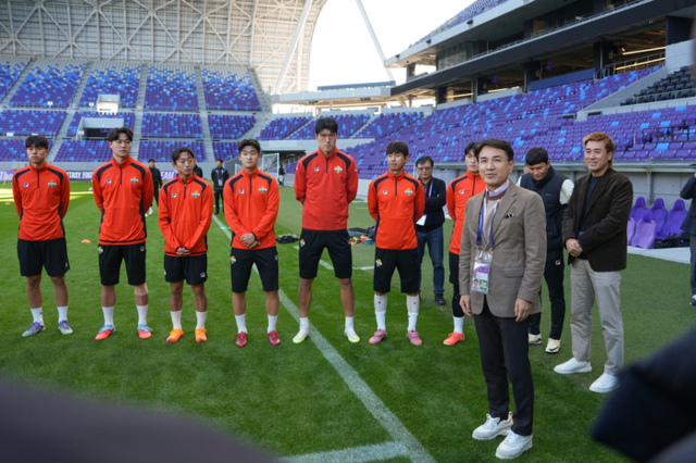 ▲ 김진태 강원도지사가 3일 일본 히로시마 에디온 피스 윙 스타디움을 방문해 아시아챔피언스리그 조별리그 원정경기를 앞두고 훈련 중인 강원FC 선수단을 격려했다. 강원도 제공