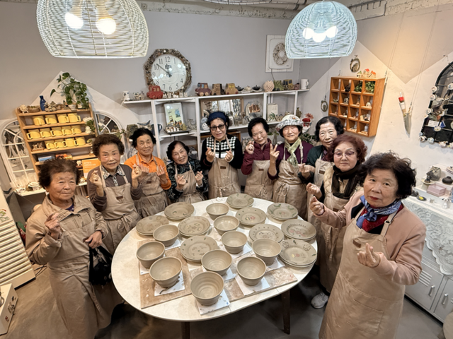 ▲ 월드비전춘천종합사회복지관(관장 박인수)은 4일 강원사회복지공동모금회 지원사업인 ‘효실천마을사업 효동효동’의 일환으로, 춘천 효자1동 어르신들과 함께 세라믹 스튜디오 토리에서 공방 체험 활동을 진행했다.