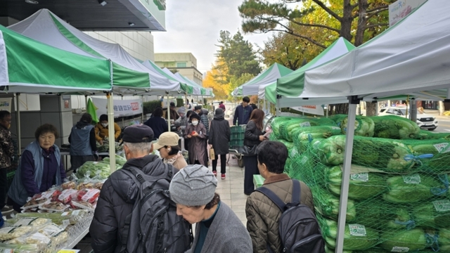 ▲ 강원도와 농협 강원본부(본부장 김경록), 동춘천농협(조합장 정종태)은 6일 농협 강원본부에서 2025 강원농협 로컬푸드 목요장터 김장시장 행사를 가졌다.