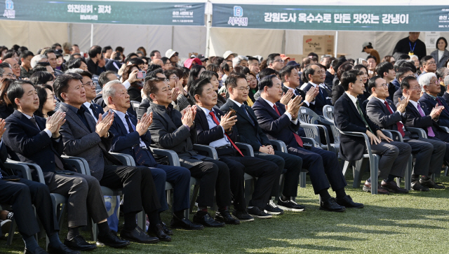 ▲ 제23회 춘천 시민의 날 기념행사가 7일 춘천시청 앞 광장에서 육동한 춘천시장과 김진호 춘천시의장, 김진태 도지사, 한기호·허영 국회의원, 경민현 강원도민일보 사장, 김희철 도의원, 류영균 춘천시민회중앙회장 등이 참석한 가운데 열렸다.  방도겸 기자