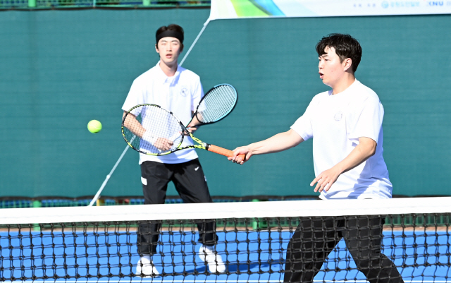 ▲ 9일 춘천 송암스포츠타운에서 열린 제21회 춘천 소양강배 전국 동호인 테니스대회 대학부 남자부 복식 경기에서 한 선수가 스메싱을 날리고 있다.  서영 기자