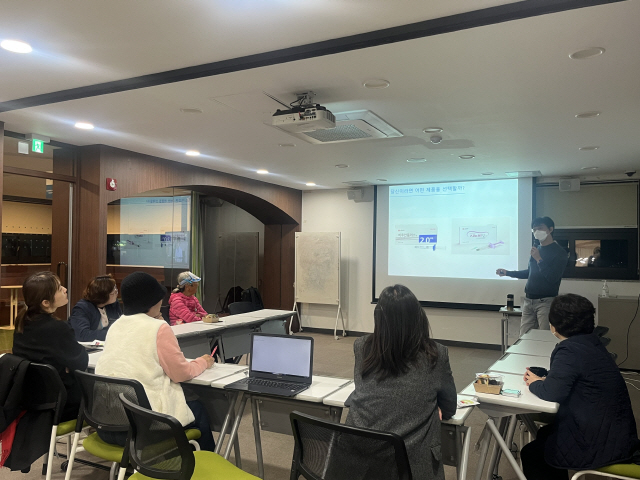 ▲ 춘천 호호방문진료센터(센터장 양창모)가 5일 커먼즈필드 춘천에서 노인 요양 돌봄 경험자들과 함께 ‘돌봄하다 폭삭 망했수다! : 생의 막바지에 있는 노인을 돌본/돌볼 사람들의 수다회’ 집담회를 개최했다.