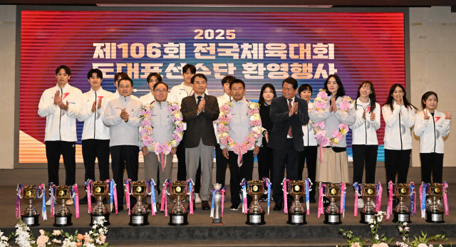 ▲ 제106회 전국체육대회 강원도대표선수단 환영행사가 10일 춘천스카이컨벤션에서 열려 김진태 도지사와 김시성 도의장, 신경호 도교육감, 양희구 도체육회장 등이 선수들과 기념촬영을 하고 있다.  김정호 기자