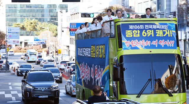 ▲ 강원도체육회 도 대표 선수단은 10일 춘천시 일원에서 제106회 전국체육대회 종합 6위를 축하하는 카퍼레이드를 벌였다. 선수들이 시민들에게 손을 흔들고 있다.  서영 기자