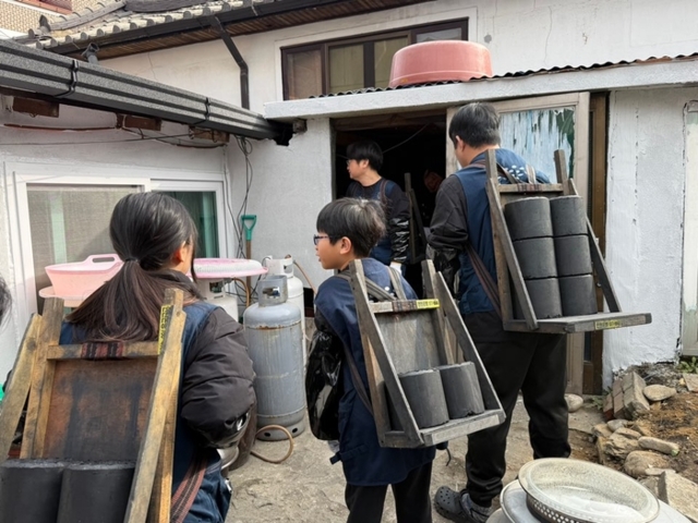 ▲ 8일 원주 연탄은행을 통해 봉산동 취약계층 가구에 연탄을 전달하고 있는 봉사자들의 모습. 원주 연탄은행 제공