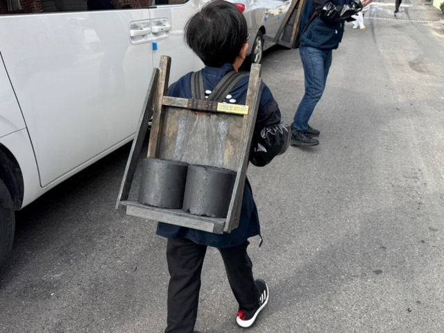 ▲ 8일 원주 연탄은행을 통해 봉산동 취약계층 가구에 연탄을 전달하고 있는 봉사자들의 모습. 원주 연탄은행 제공