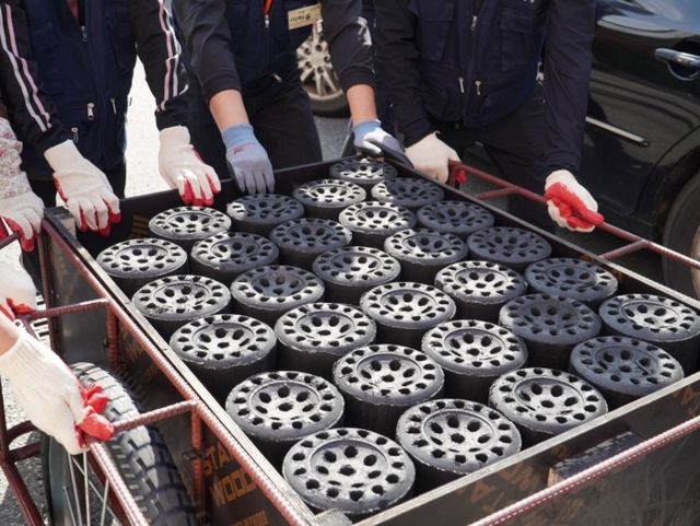 ▲ 원주 연탄은행에 모인 연탄들. 원주 연탄은행 제공