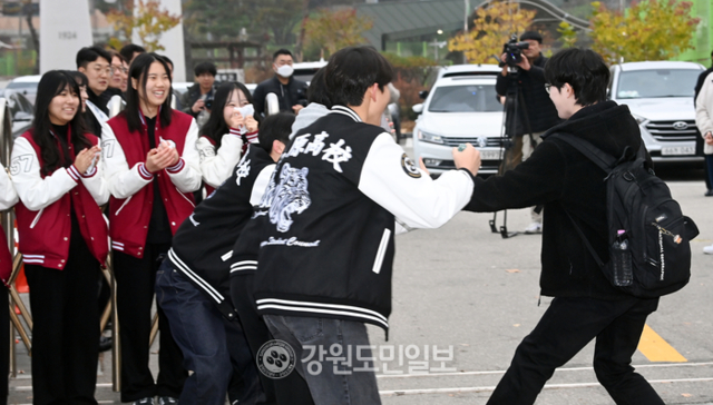▲ 2026학년도 대학수학능력시험일인 13일 춘천고등학교에서 수험생들이 후배들의 응원을 받으며 수험장으로 들어가고 있다. 방도겸 기자