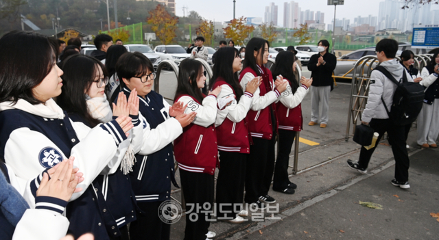 ▲ 2026학년도 대학수학능력시험일인 13일 춘천고등학교에서 수험생들이 후배들의 응원을 받으며 수험장으로 들어가고 있다. 방도겸 기자