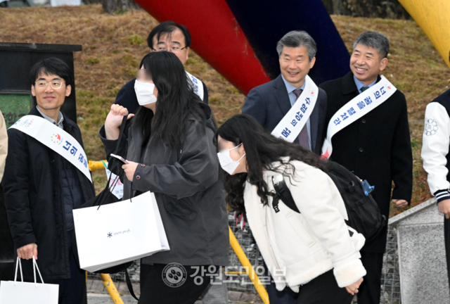 ▲ 2026학년도 대학수학능력시험일인 13일 오전 강원대학교사범대학부설고등학교 앞에서 수험생이 시험장으로 들어가고 있다. 김정호 기자