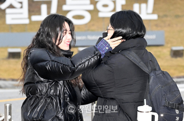 ▲ 2026학년도 대학수학능력시험일인 13일 오전 강원대학교사범대학부설고등학교 앞에서 수험생이 선생님이 응원을 받으며 시험장으로 들어가고 있다. 김정호 기자