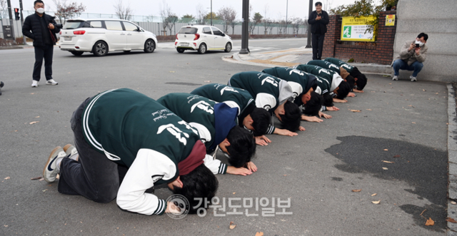 ▲ 2026학년도 대학수학능력시험일인 13일 춘천고등학교에서 학생들이 선배들의 수능 대박을 기원하며 절을 하고 있다. 방도겸 기자