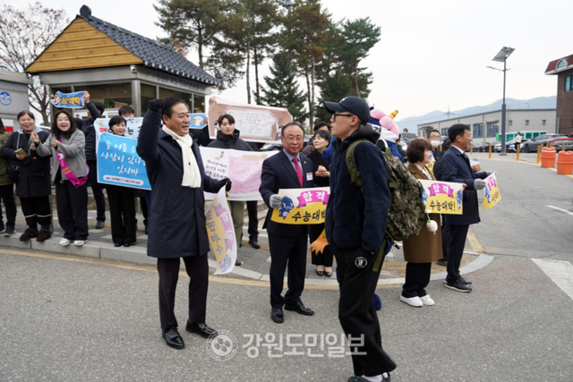 ▲ 신영재 홍천군수와 박영록 홍천군의장 등은 13일 오전 2026학년도 대학수학능력시험이 치러지는 홍천고 정문앞에서 수험생들을 응원하고 있다