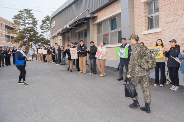 ▲ 육군 22사단 용사가 고성고에 마련된 2026학년도 대입 수능 시험장에 들어서며 격려와 응원을 받고 있다.