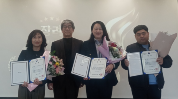 ▲ 도여성가족연구원(원장 김숙영)은 13일 강원지방통계지청이 주관한 ‘2025년 강원 지역통계 우수사례 공모전’에서 우수상을 수상했다.