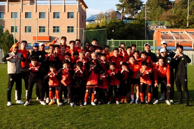 ▲ 강원FC 선수단이 지난 13일 강릉 오렌지하우스에서 U-12 선수단과 오픈 트레이닝을 진행했다. 강원FC 제공