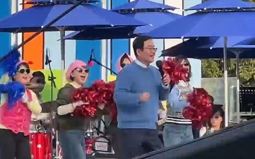 ▲ 전국노래자랑 무대 선 문인 광주 북구청장 [독자 제공. 연합뉴스]